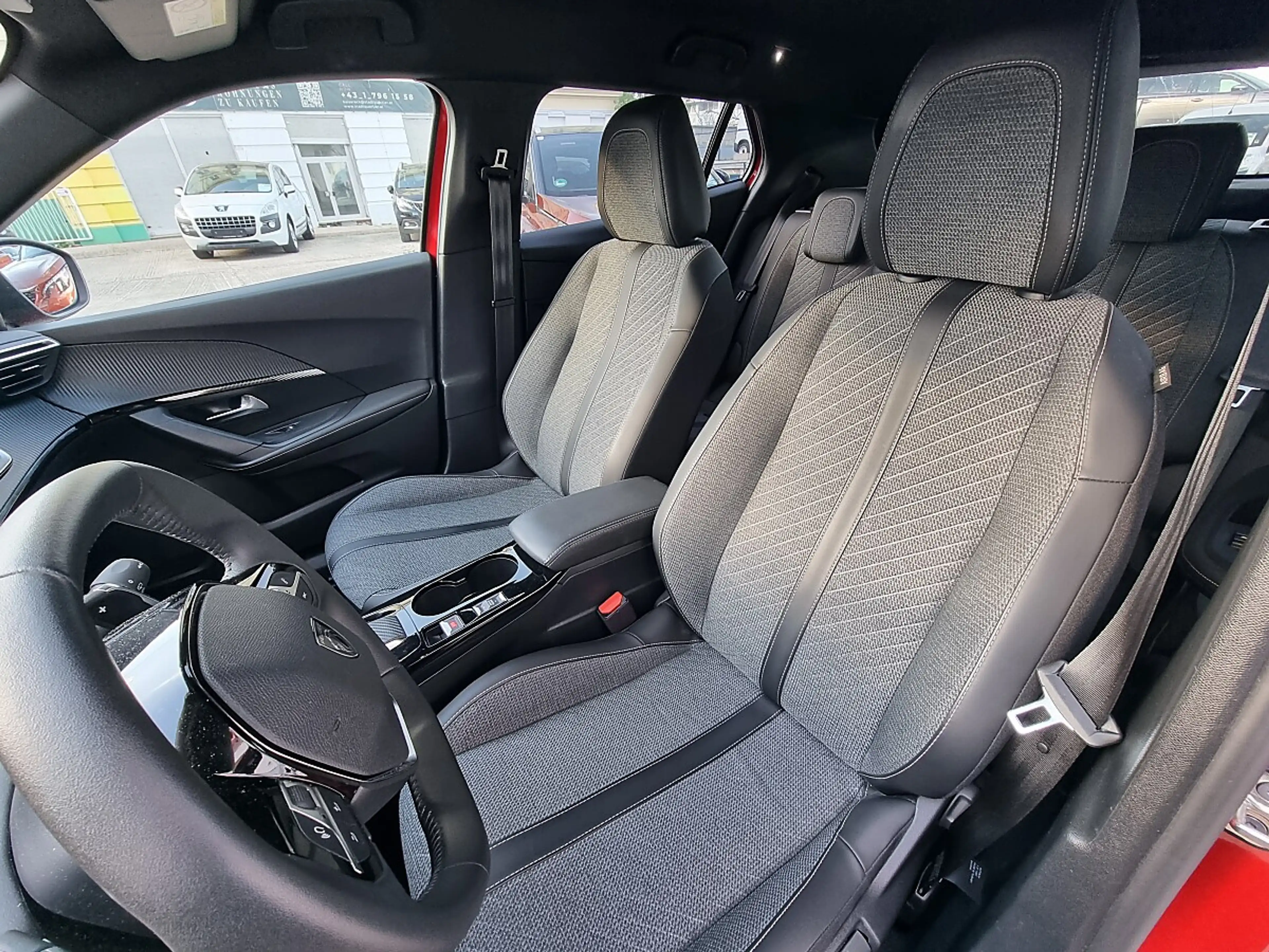 Peugeot 2008 PureTech 130 S&S Allure EAT6 — photo 8