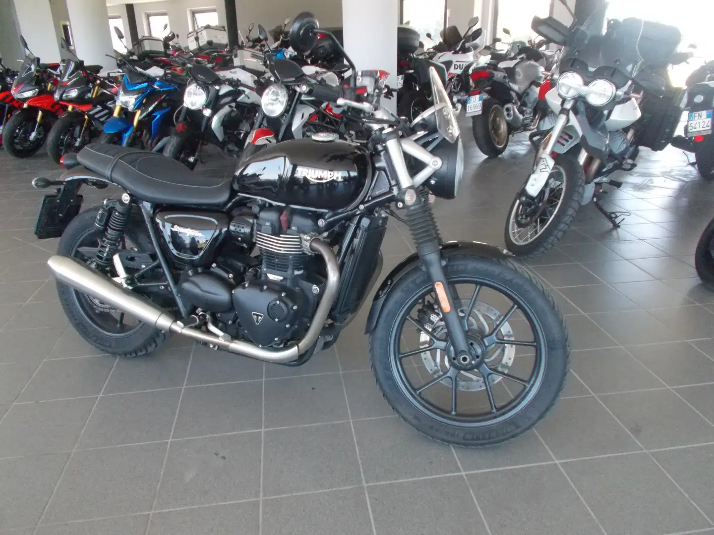 Triumph Street Twin 900 Czarny - 1