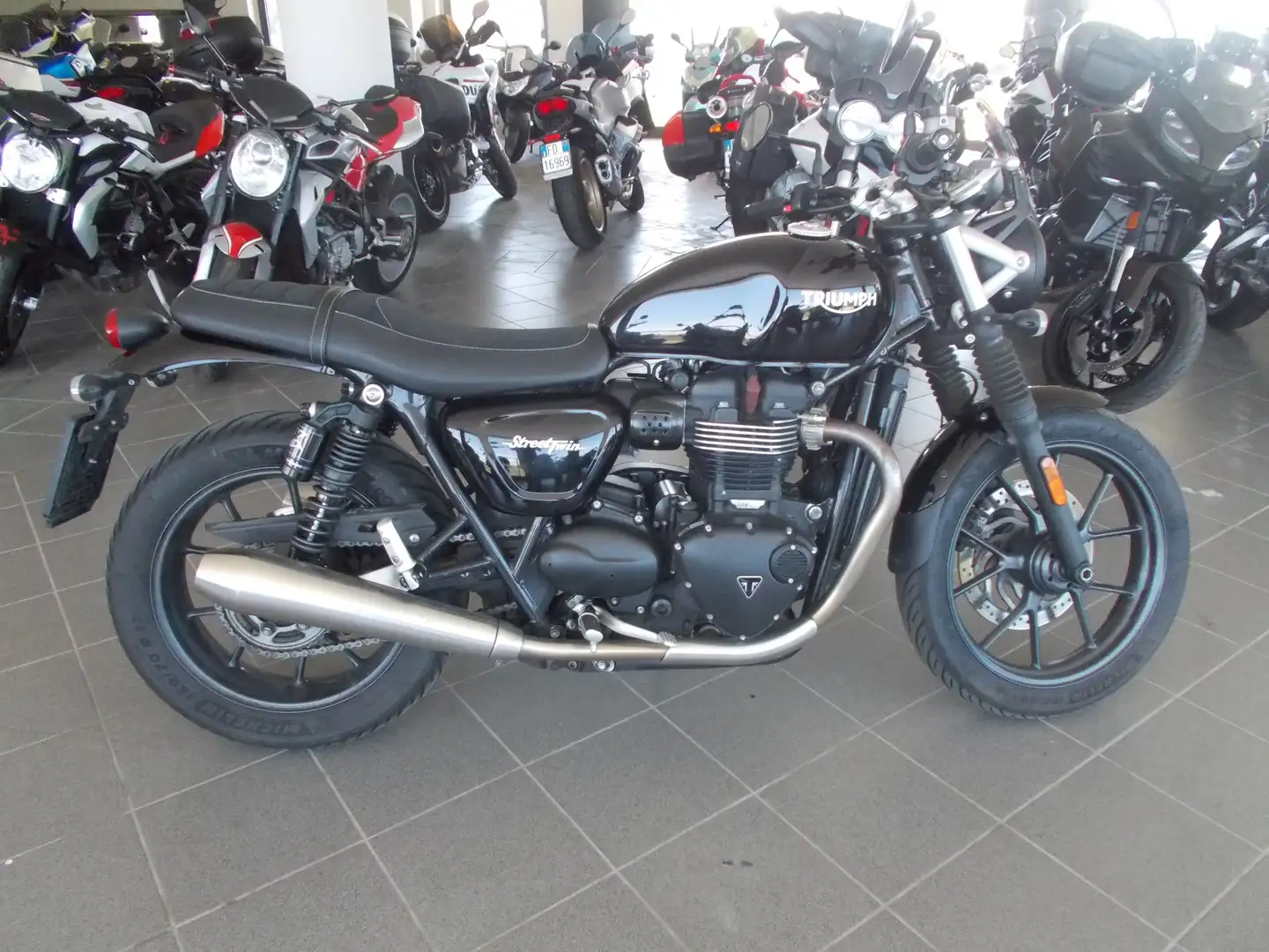 Triumph Street Twin 900 Czarny - 2