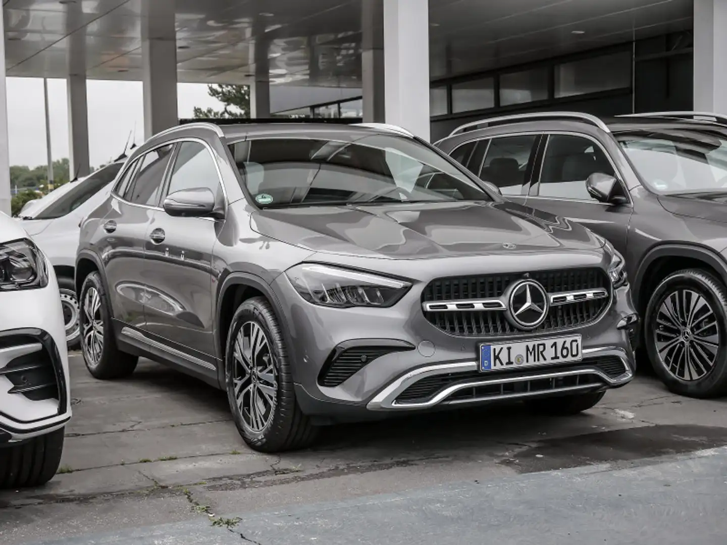 Mercedes-Benz GLA 200 PROGRESSIVE SPUR 360 PDC SHZ Grau - 2