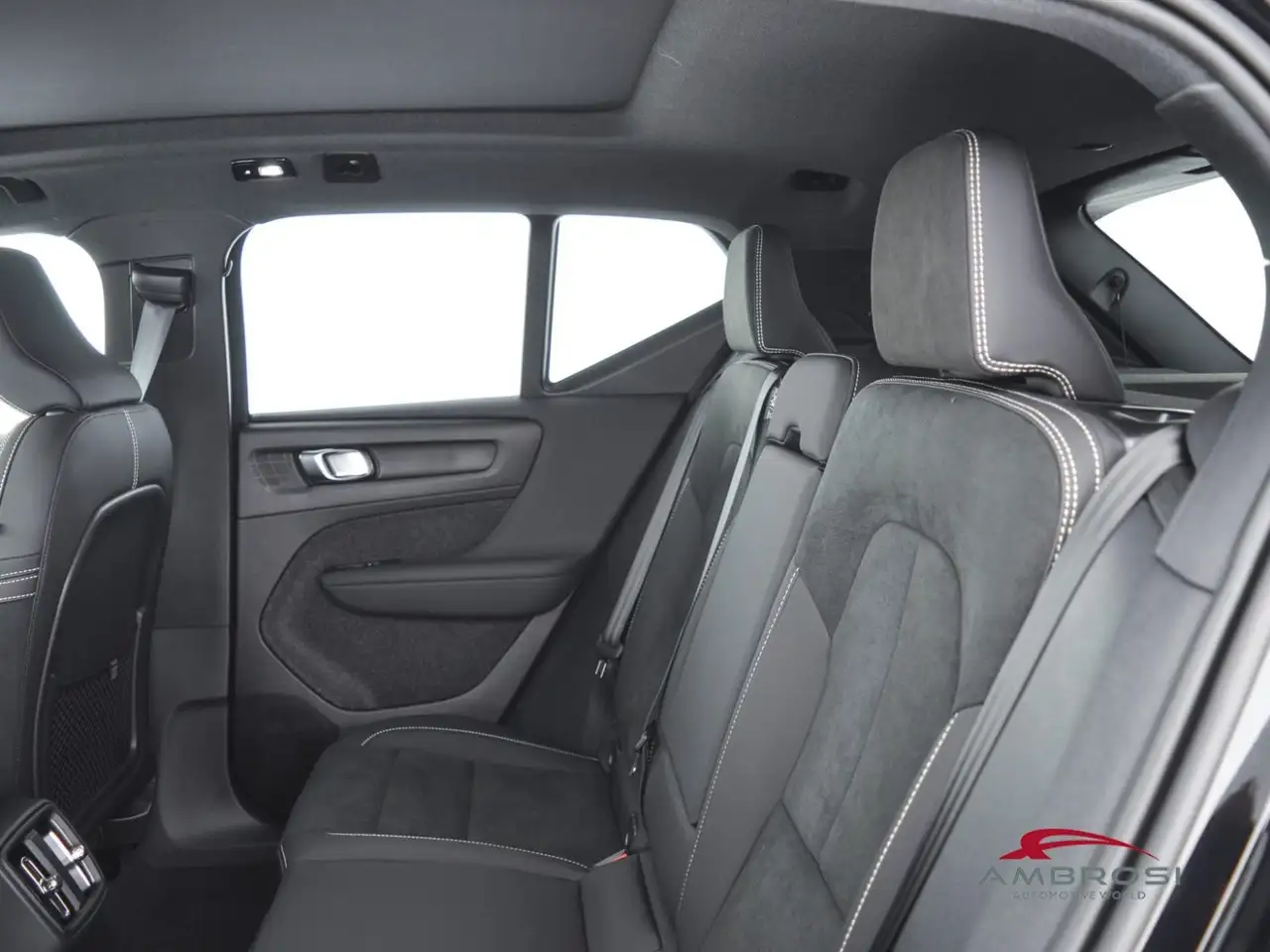 Volvo XC40 2026 — фото 10