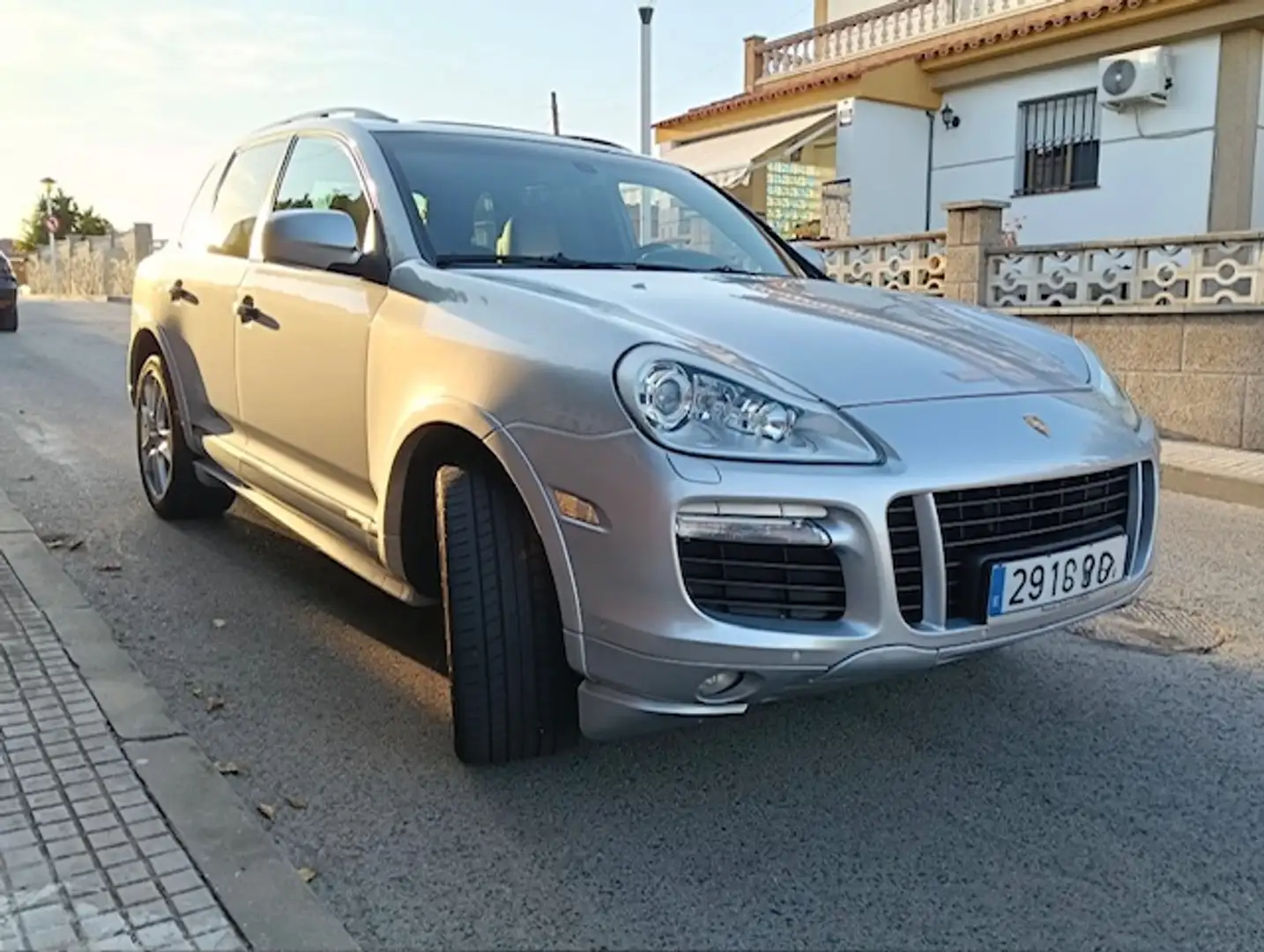 Porsche Cayenne GTS Tiptronic Plateado - 2