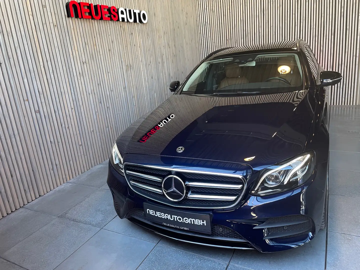 Mercedes-Benz E 220 d T 4MATIC*AMG*Pano*HuD*AHK*360°*Servicegepfl.* Blau - 2