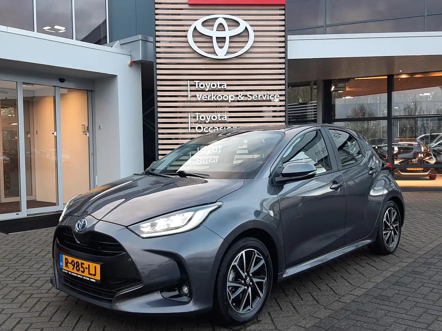 Toyota Yaris 1.5 HYBRID DYNAMIC TREKHAAK AD-CRUISE KEYLESS LM-V Grau - 1