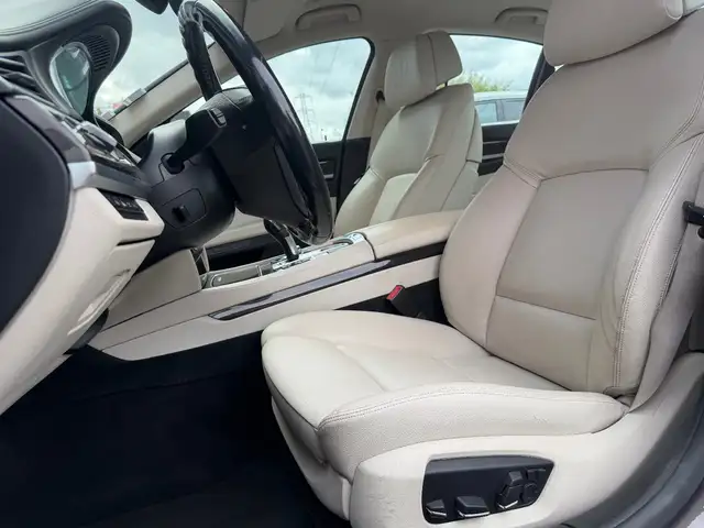 BMW 7 Series view 9