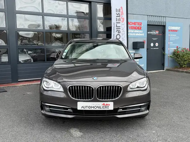 BMW 7 Series view 3