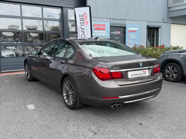 BMW 7 Series view 4