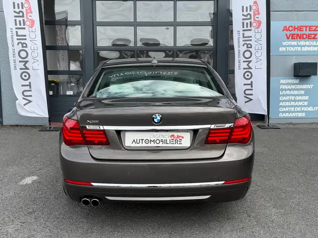 BMW 7 Series view 6