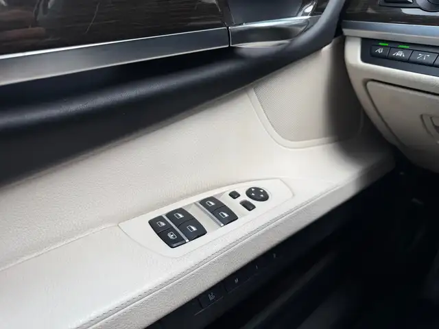 BMW 7 Series view 24