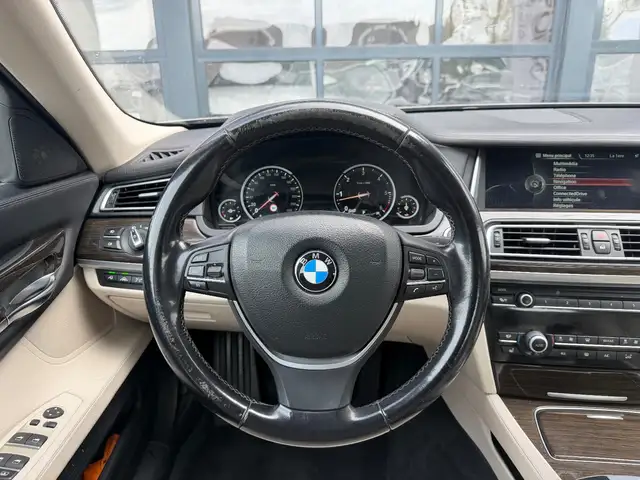BMW 7 Series view 8