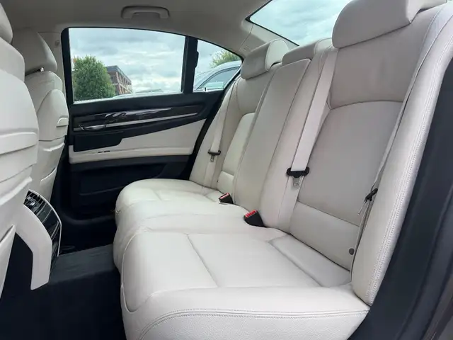 BMW 7 Series view 13