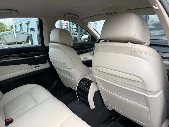 BMW 7 Series view 12