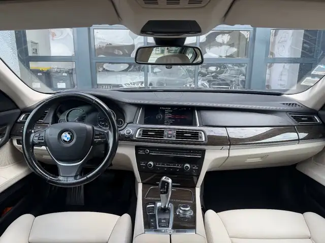 BMW 7 Series view 7
