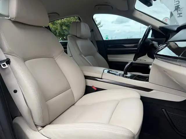 BMW 7 Series view 10