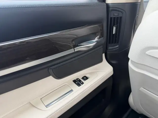 BMW 7 Series view 25