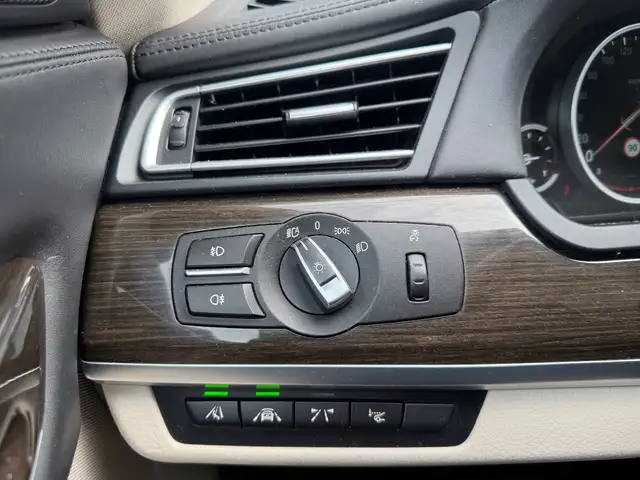 BMW 7 Series view 23