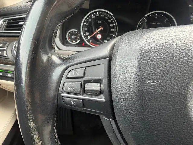 BMW 7 Series view 15