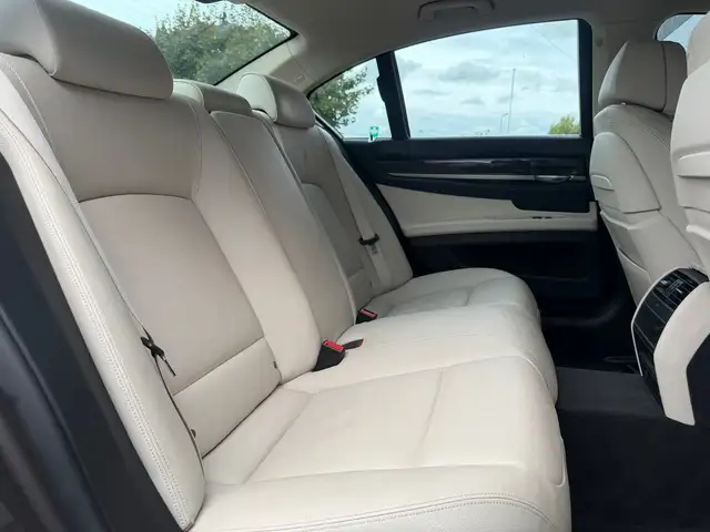 BMW 7 Series view 11