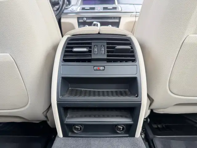 BMW 7 Series view 26