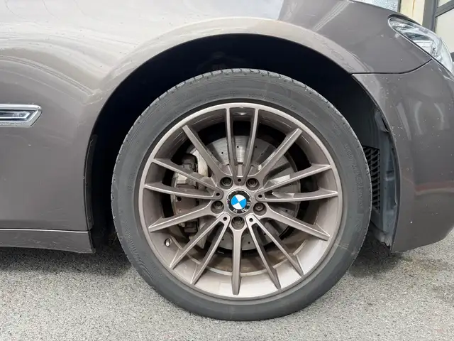 BMW 7 Series view 30