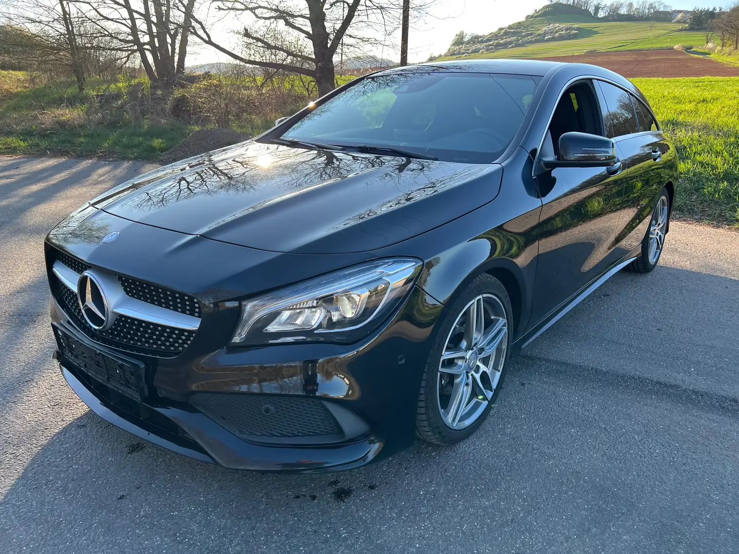 Mercedes-Benz CLA 180 Shooting Brake d 7G-DCT Schwarz - 2