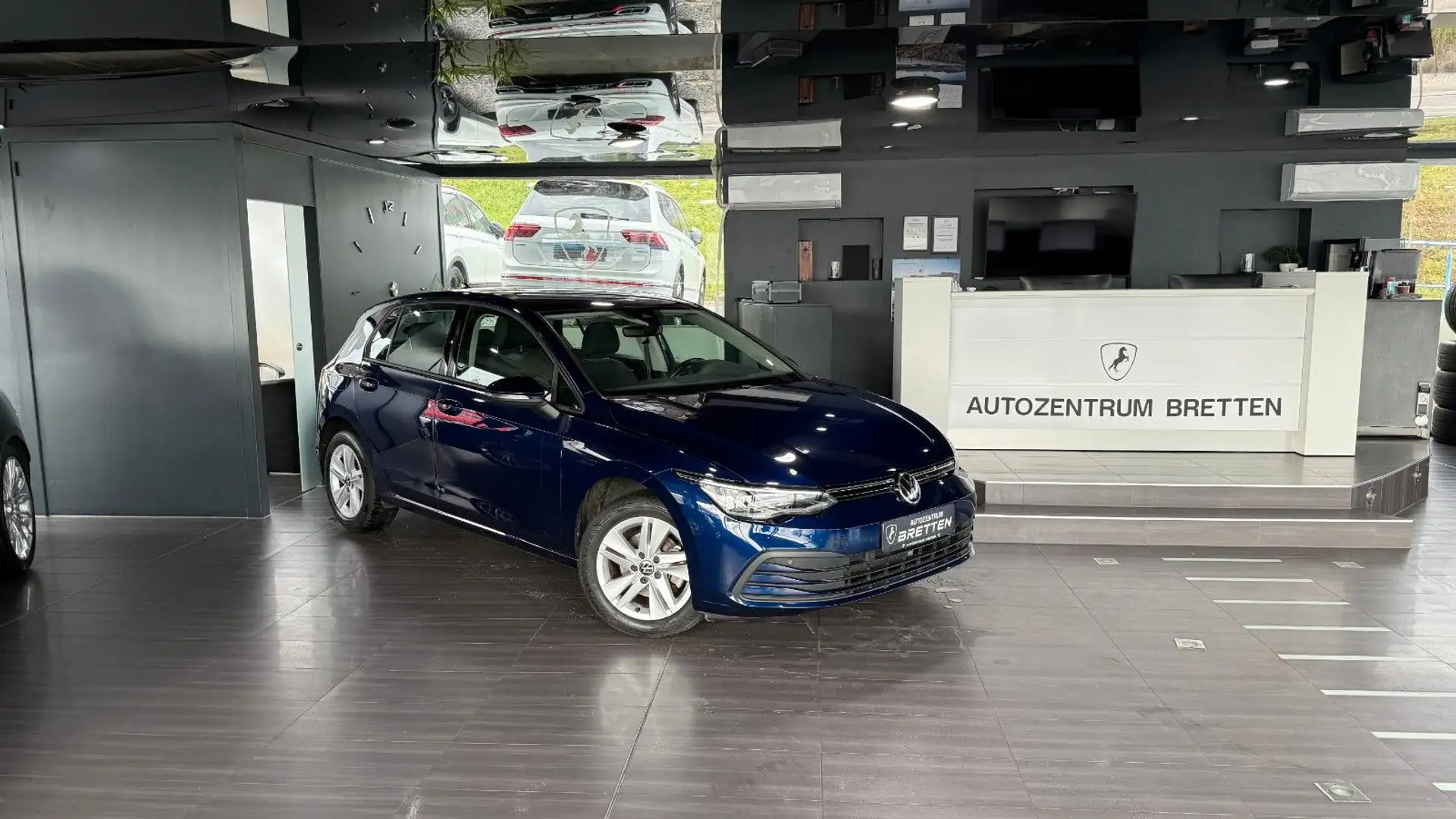 Volkswagen Golf VIII 1.5 TSI Lim. Life*PDC*NAV*LED*ACC Blauw - 2