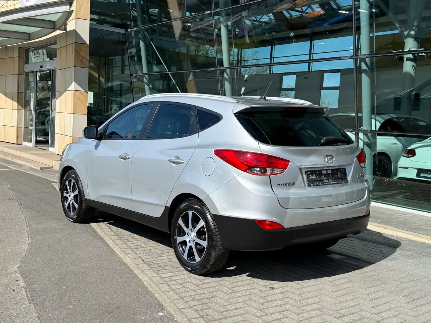 Hyundai iX35 Style 2.0 2WD Automatik AHK PDC SHZ Tempoma Argento - 2