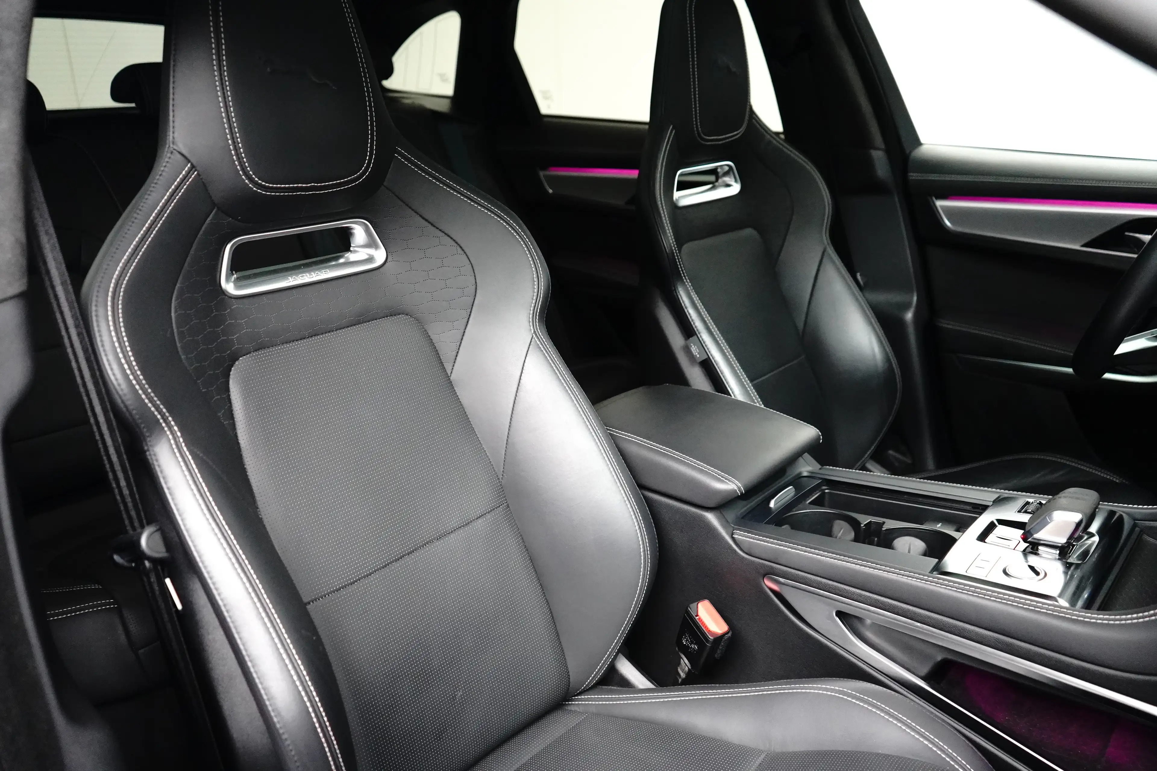 Jaguar F-Pace 2.0 P400e PHEV R-Dynamic HSE l Schaalstoelen l Mer — photo 6