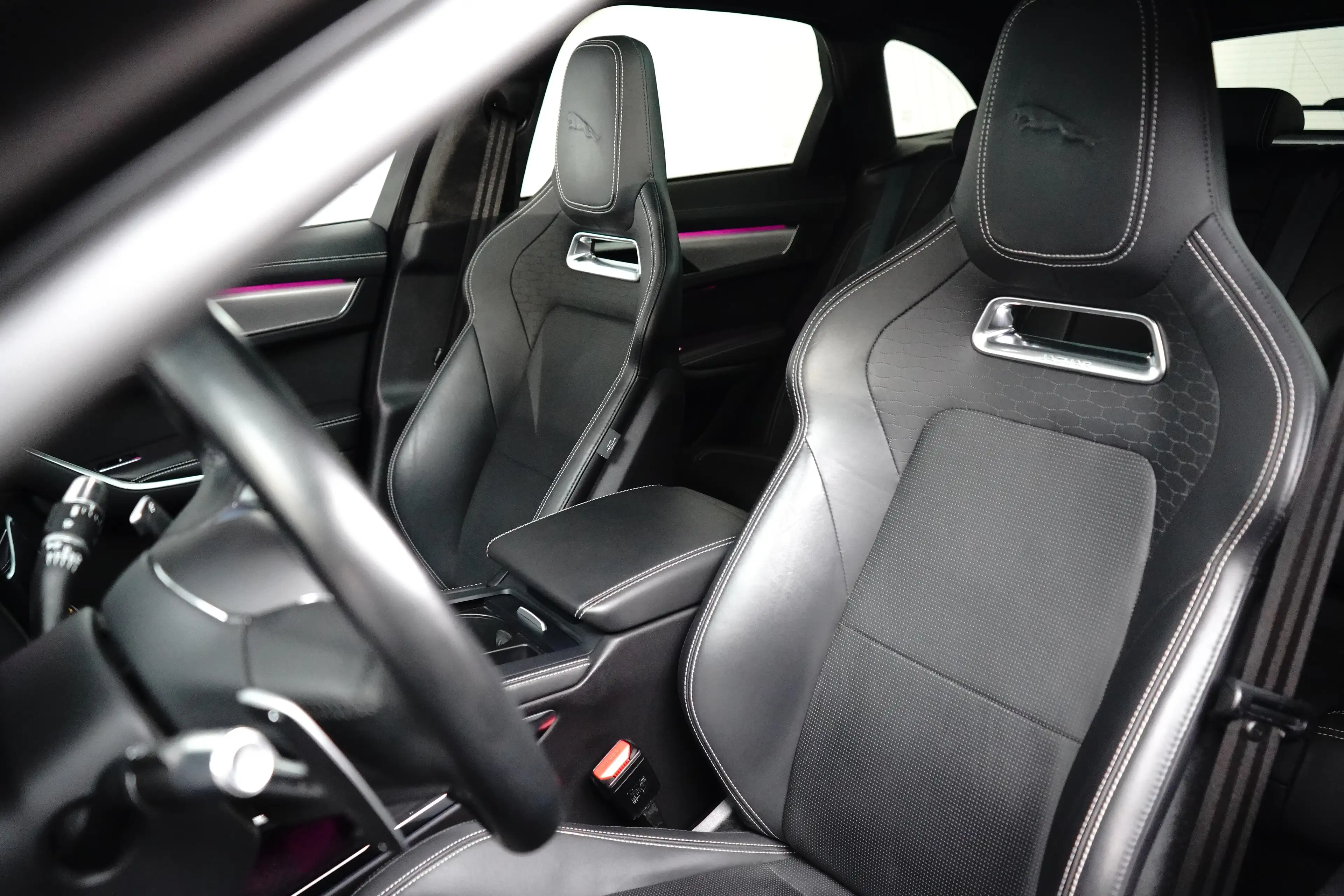 Jaguar F-Pace 2.0 P400e PHEV R-Dynamic HSE l Schaalstoelen l Mer — photo 21