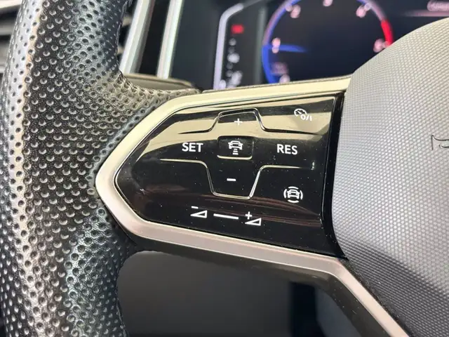 Volkswagen T-Roc view 21