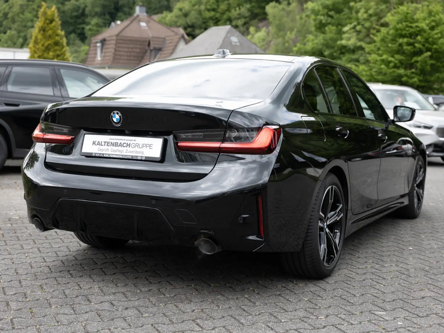 BMW 318 i M-Sportpaket LED NAVI H/K KAMERA KEYLESS Schwarz - 2