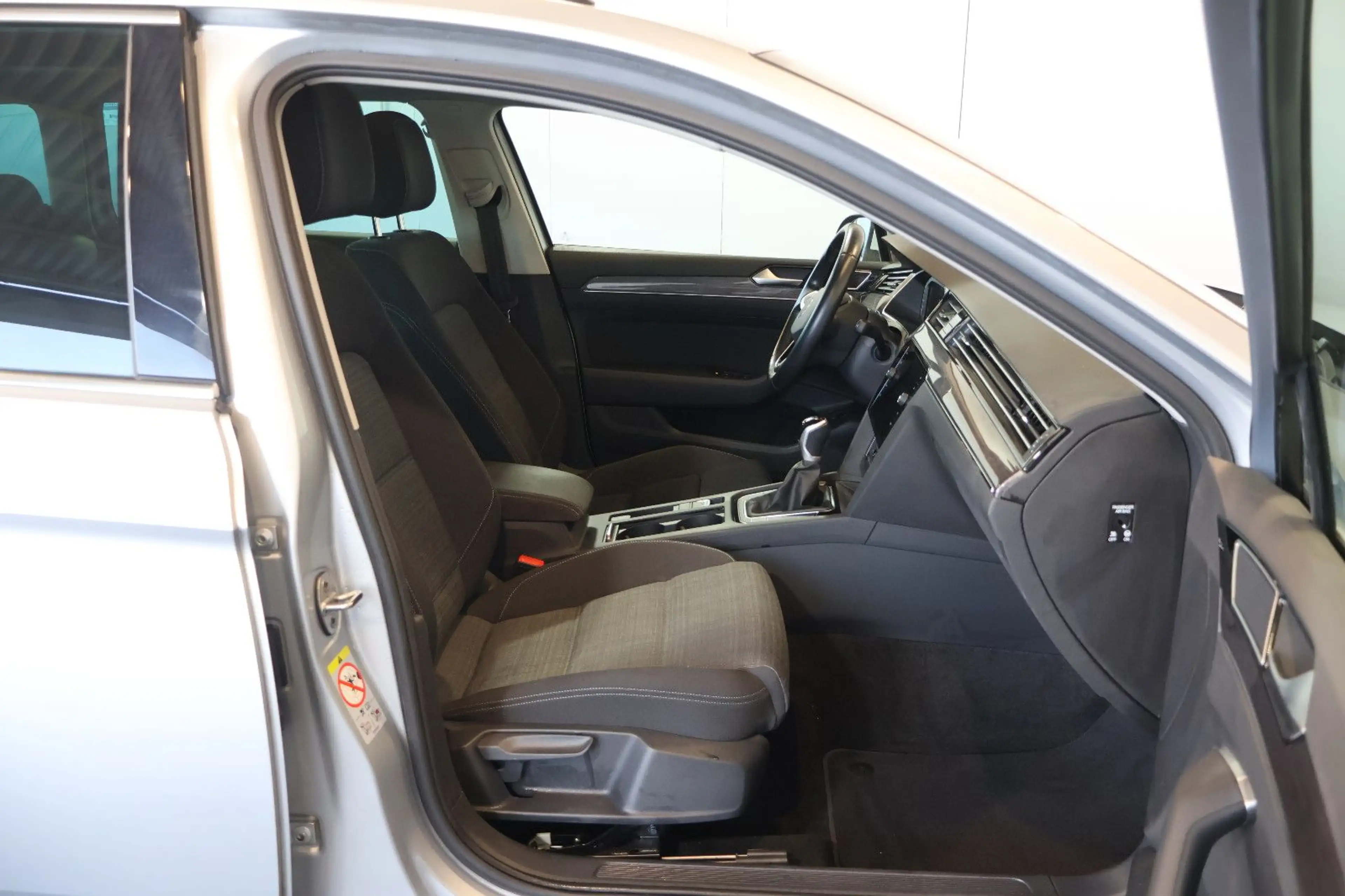 Volkswagen Passat Variant Passat 2.0 TDI Business AID+ACC+KAM+LED+PANO — photo 15