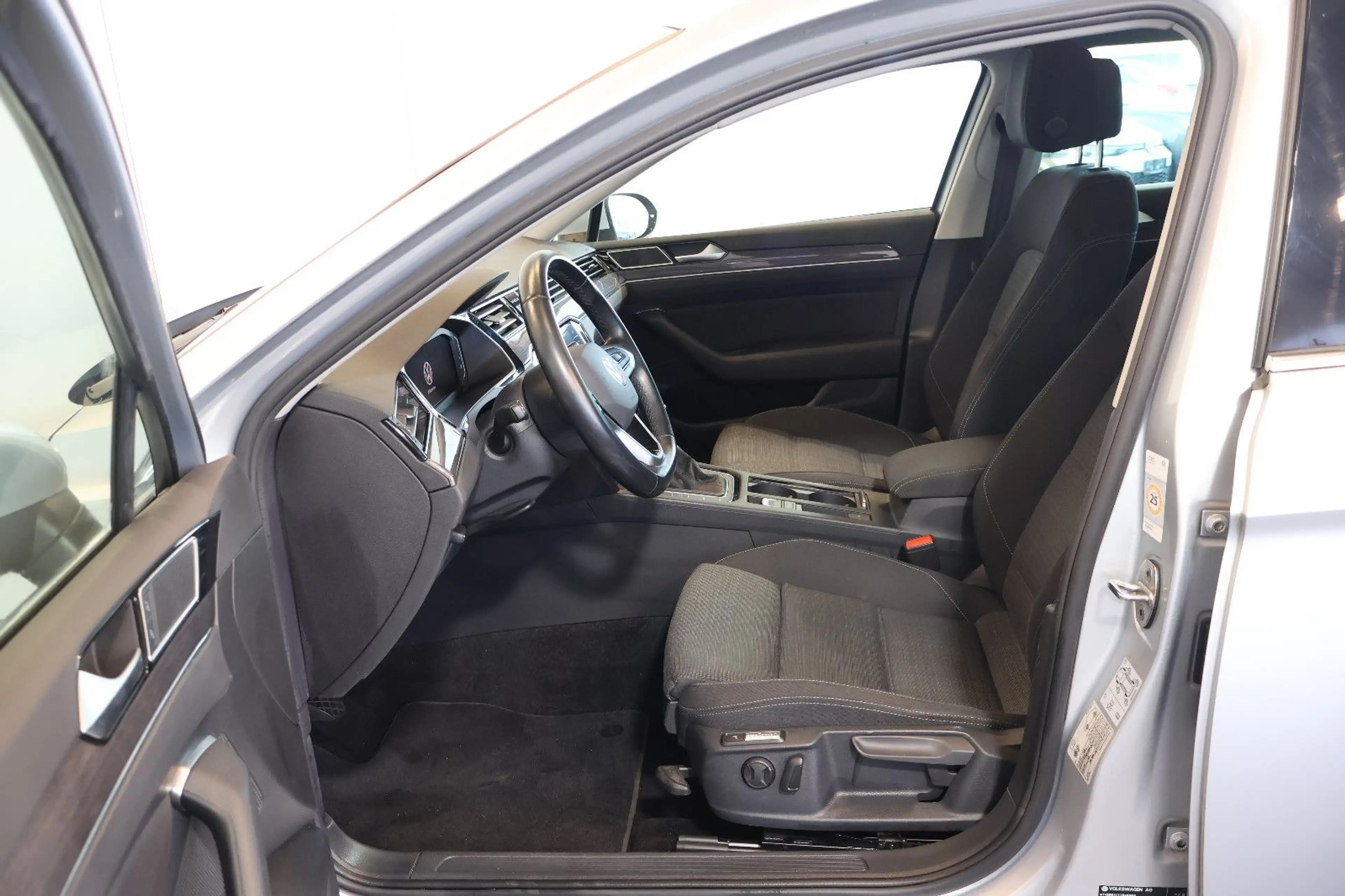 Volkswagen Passat Variant Passat 2.0 TDI Business AID+ACC+KAM+LED+PANO — photo 11