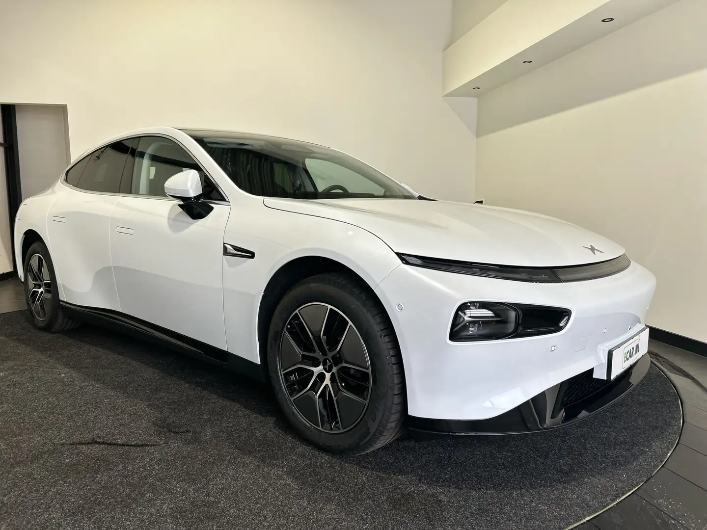 Xpeng P7 RWD Long Range 86 kWh | Nieuwprijs € 51.990,-  Uw Wit - 1