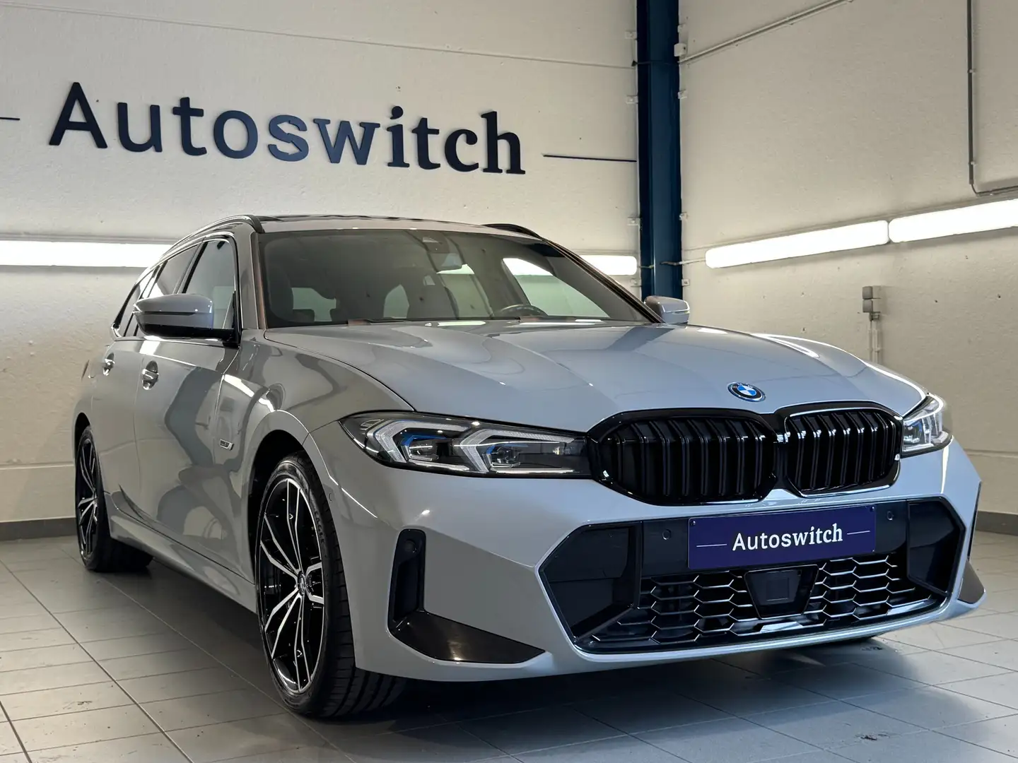 BMW 330 e Touring -MSport/Pano/ActCruise/Trekh/H&K/Comf/.. Grijs - 1