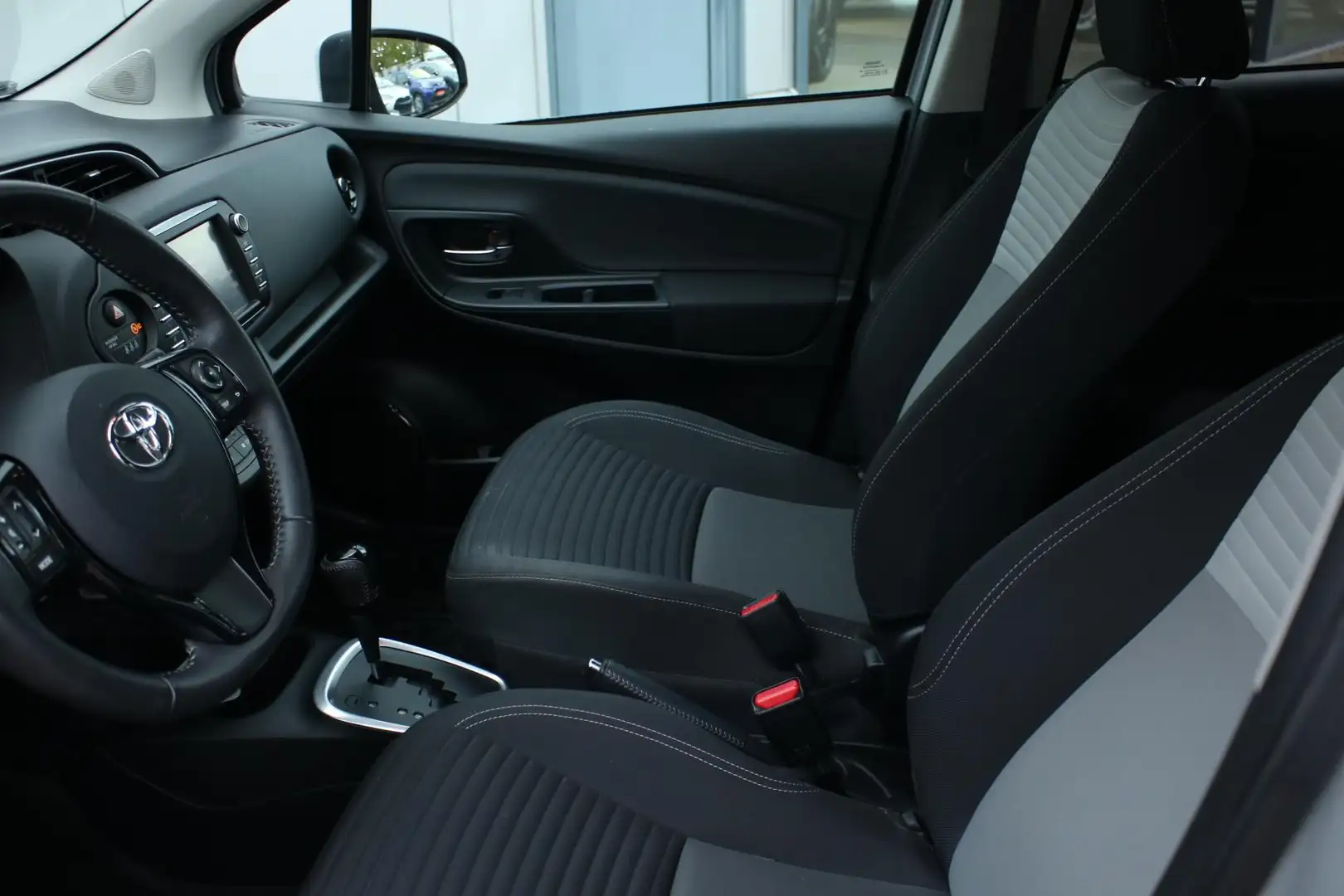 Toyota Yaris 1.5 Hybrid Aspiration |Clima|Getint glas|LM velgen Gris - 2