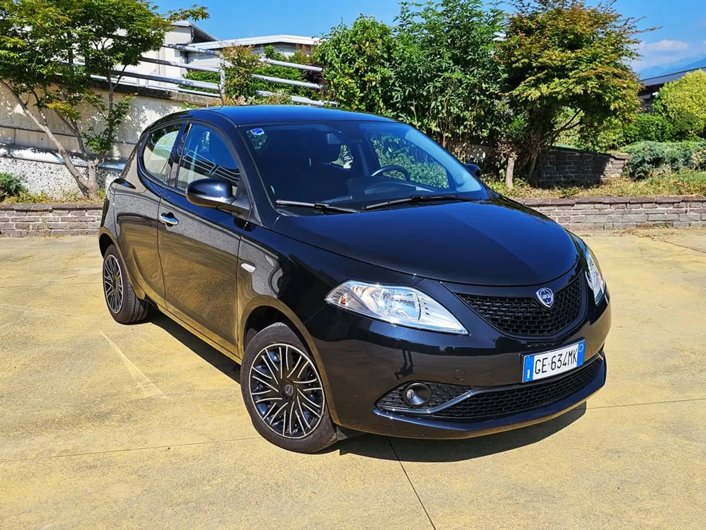 Lancia Ypsilon Ypsilon 1.0 hybrid ECOCHIC GOLD con Navigatore Negro - 1