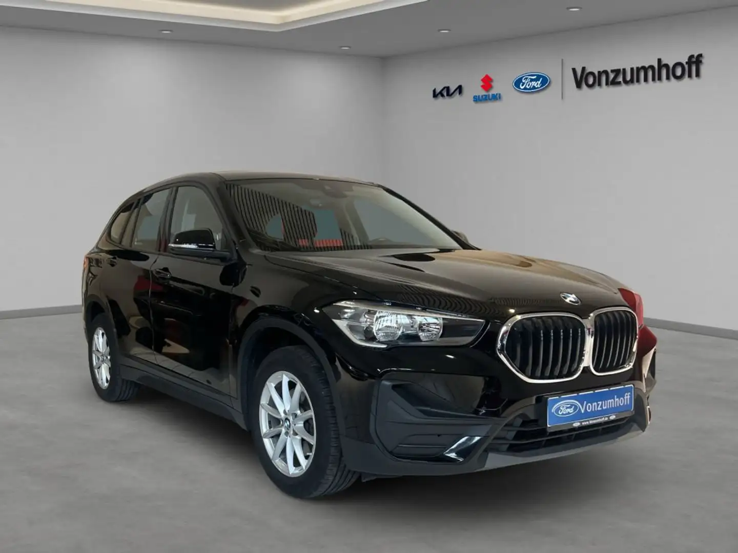 BMW X1 sDrive18i Advantage Schwarz - 2