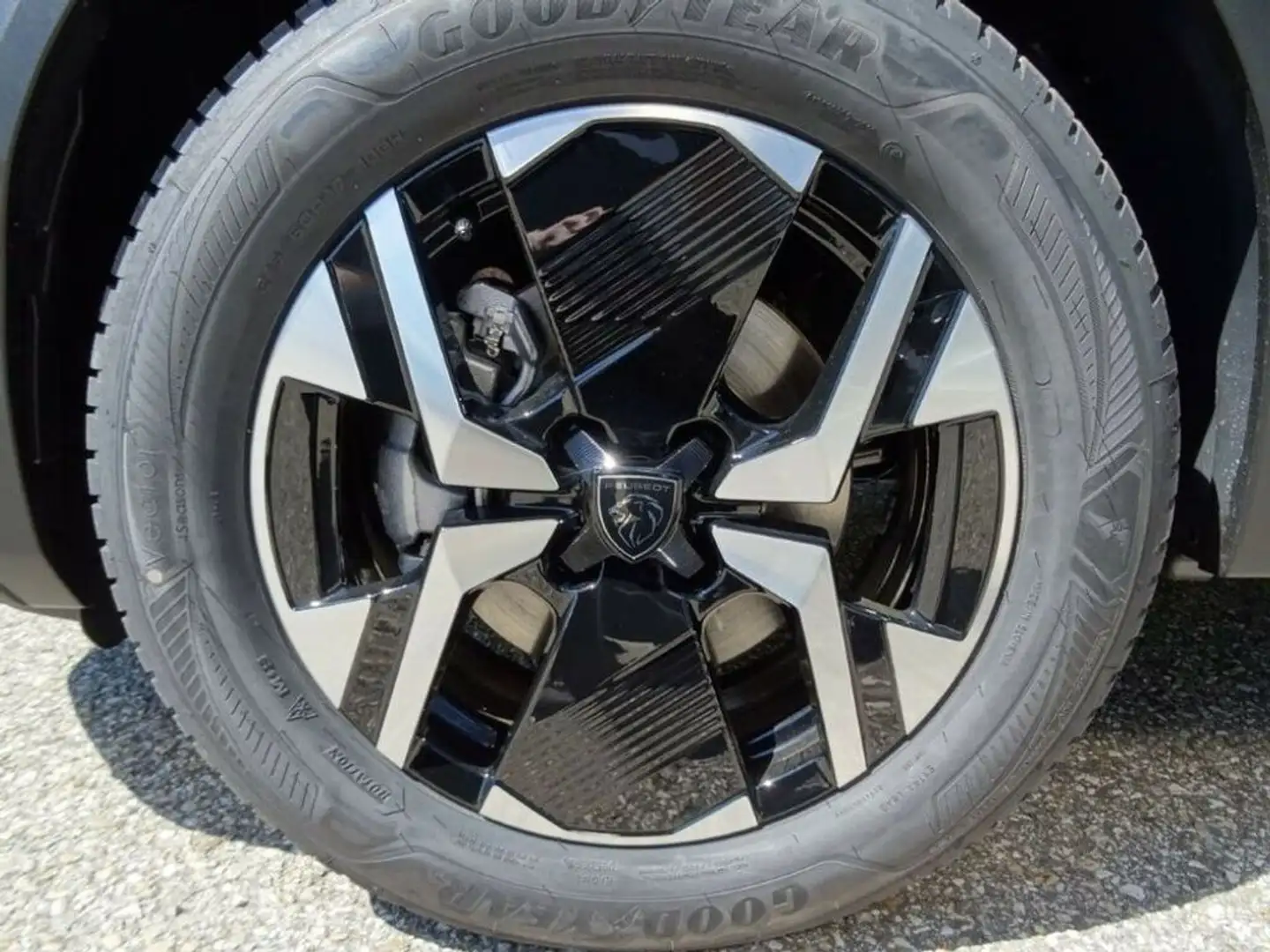 Peugeot 2008 (e-) GT Schwarz - 2