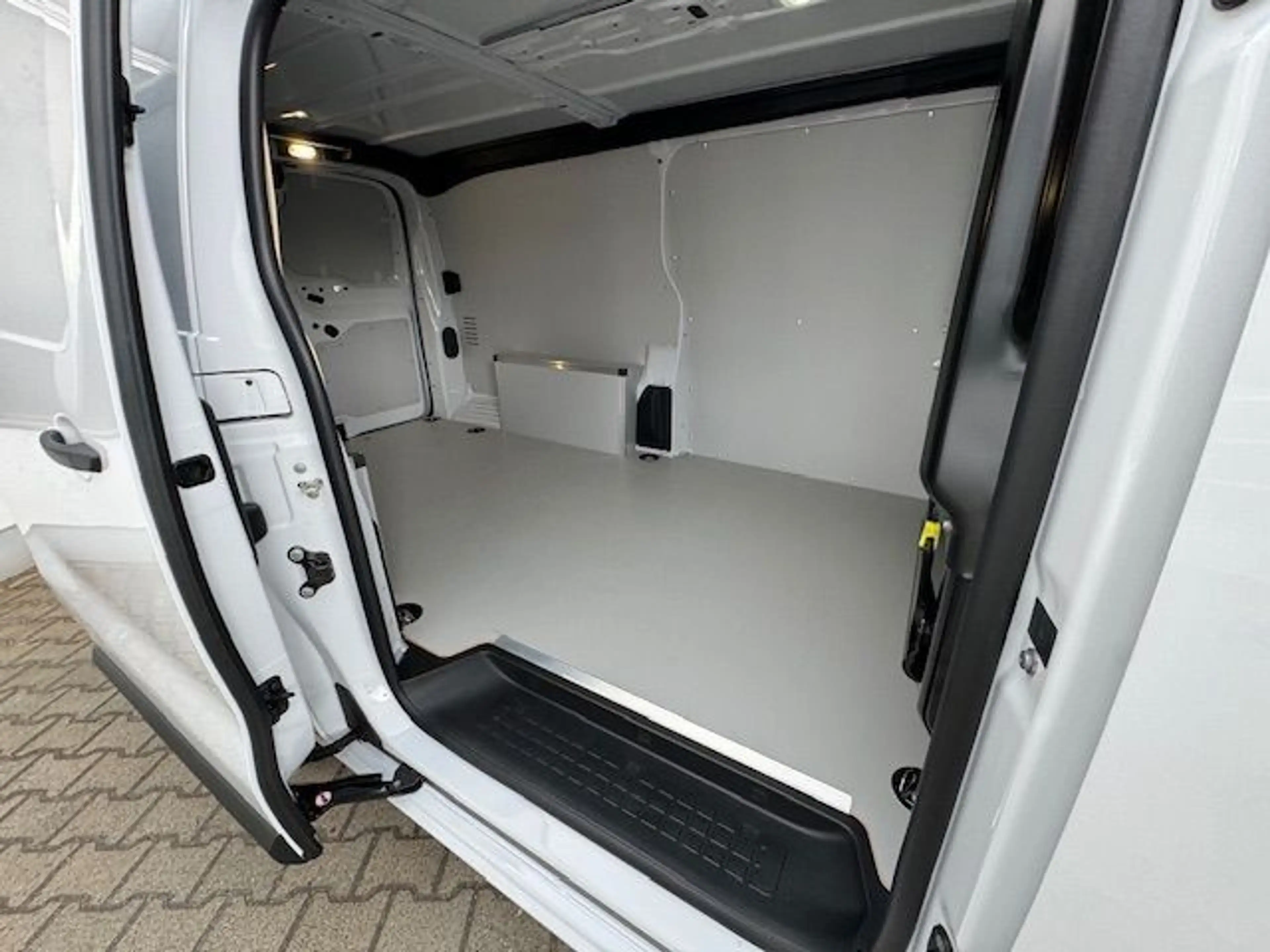 Peugeot Expert 2.0 BlueHDi 145 L2 EHZ — photo 10