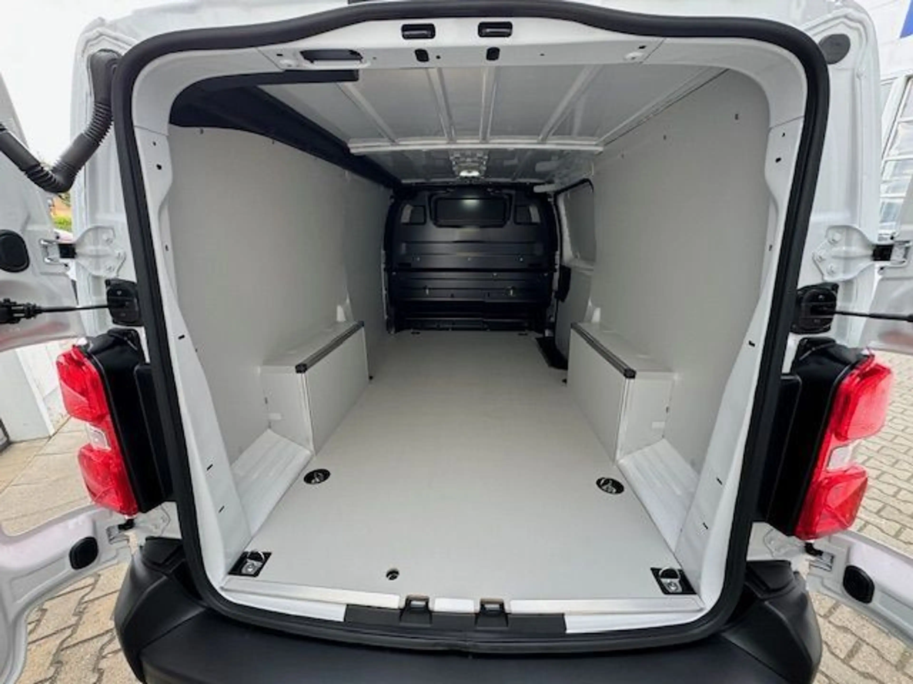 Peugeot Expert 2.0 BlueHDi 145 L2 EHZ — photo 17