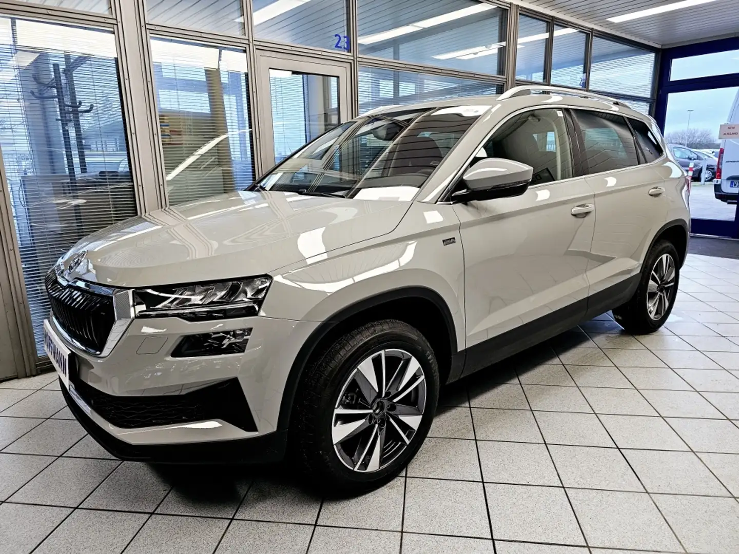 Skoda Karoq Tour AHK,Climatr,PDC+Kamera,beh. Frontsch. Grau - 2