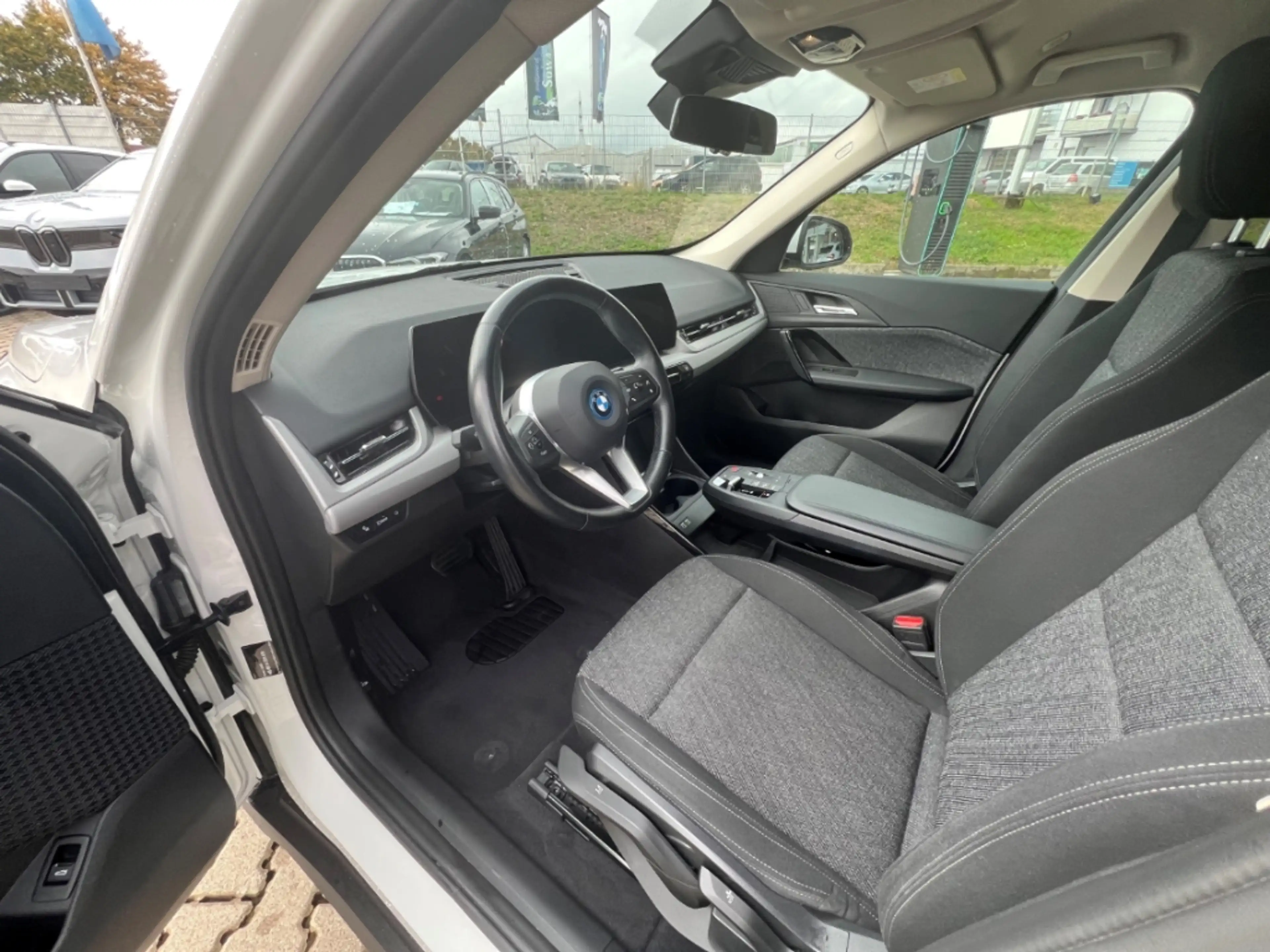 BMW iX1 xDrive 30 17''AHK Navi AdLED Parkass.AdMFahrw. Dri — photo 15