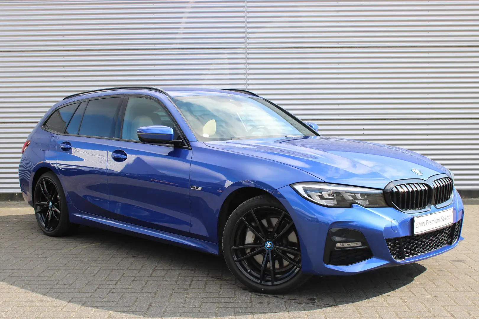 BMW 330 3 Serie Touring 330e xDrive High Executive M Sport Blauw - 2