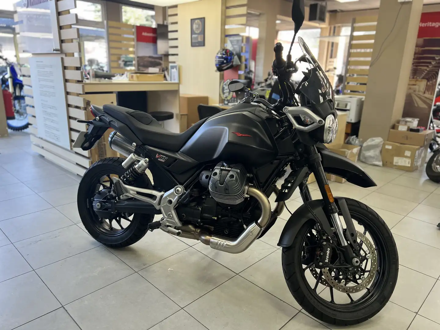 Moto Guzzi V 85 TT Noir - 1