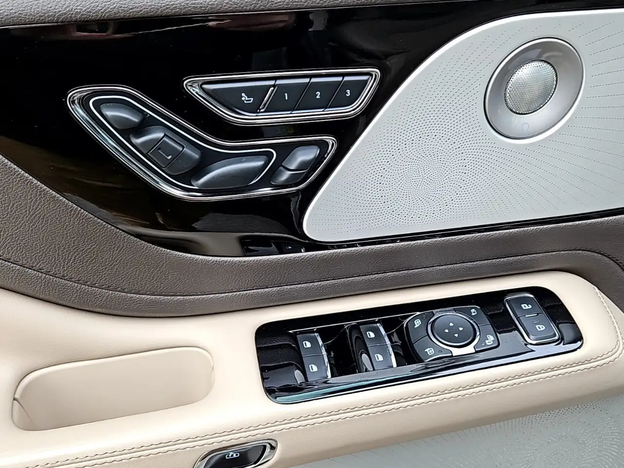 Lincoln Aviator снимка Lincoln Aviator