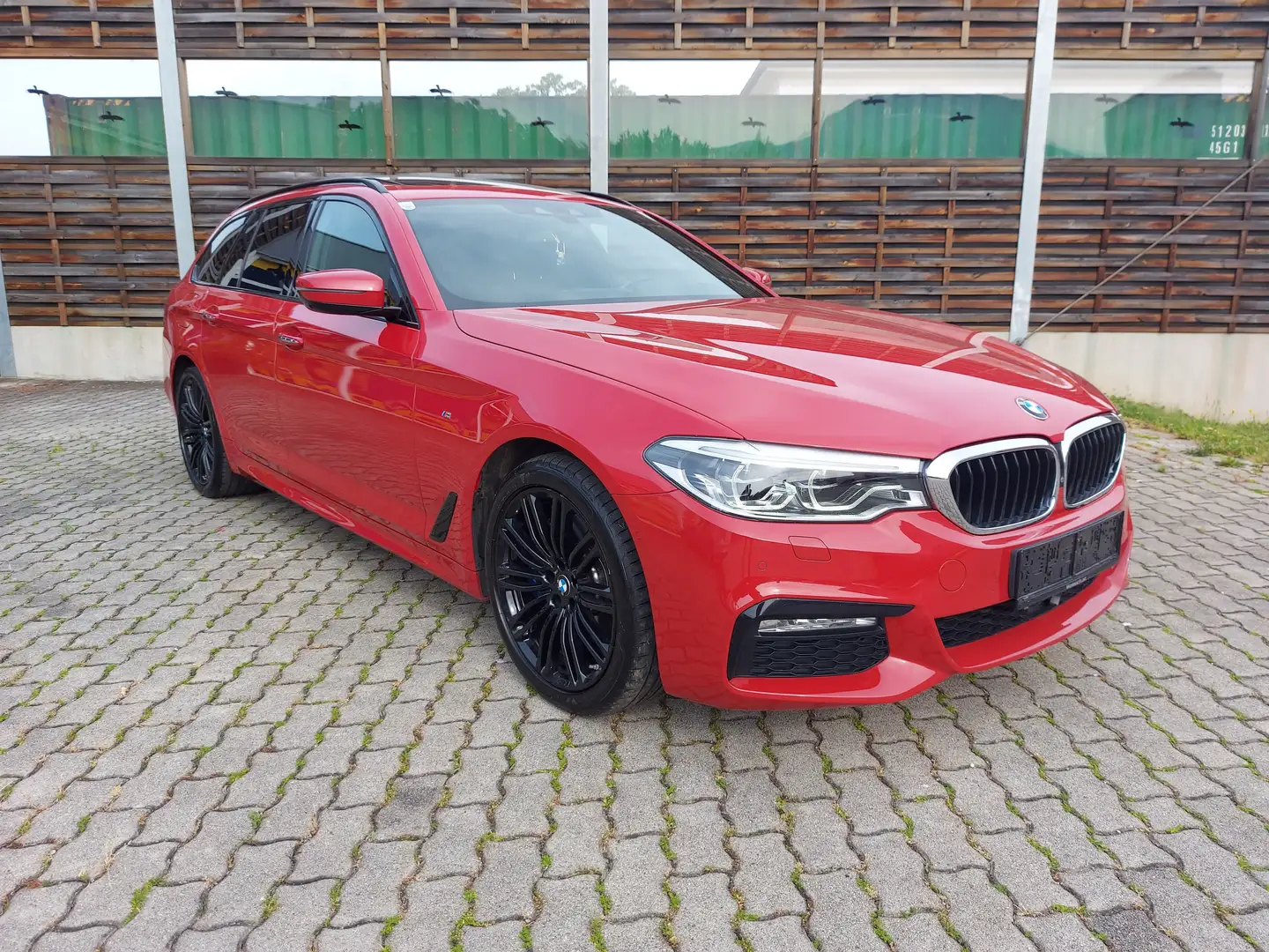 BMW 530 530d xDrive Touring Aut. Červená - 2