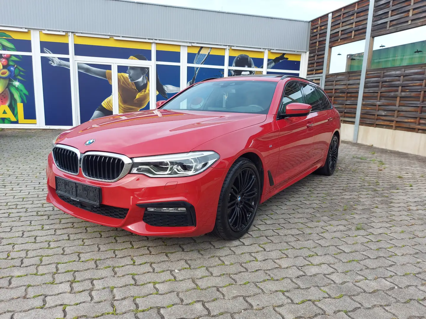 BMW 530 530d xDrive Touring Aut. Červená - 1