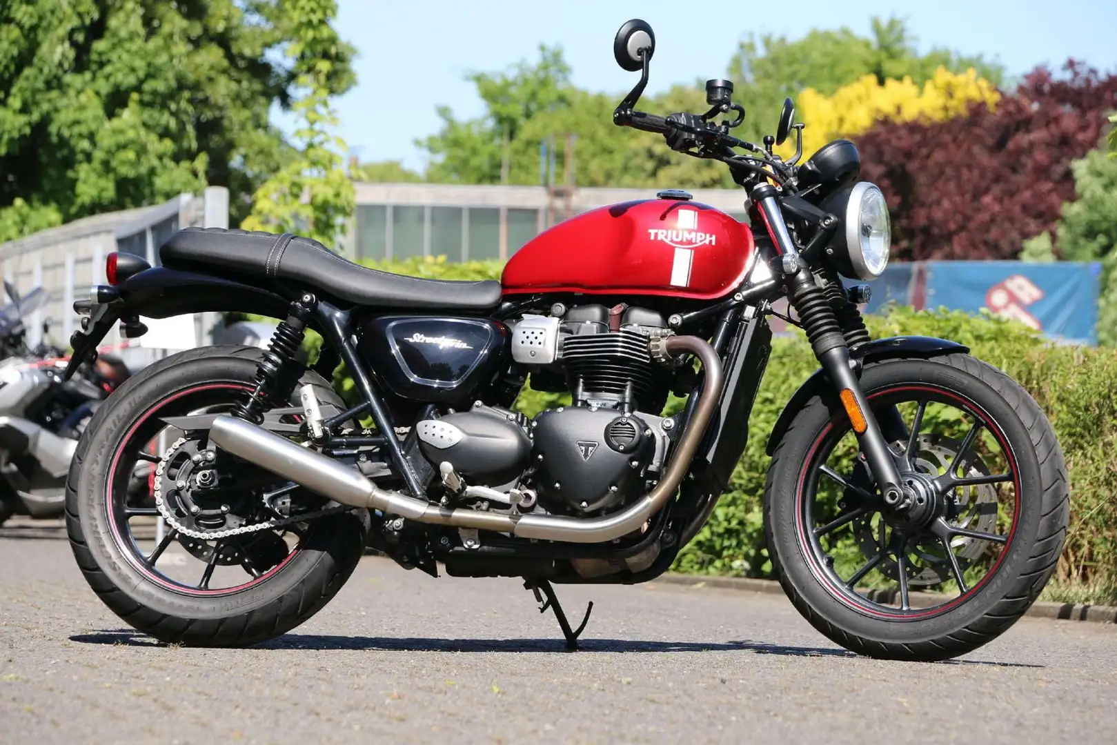 Triumph Street Twin 900 mit Zubehör Rot - 2