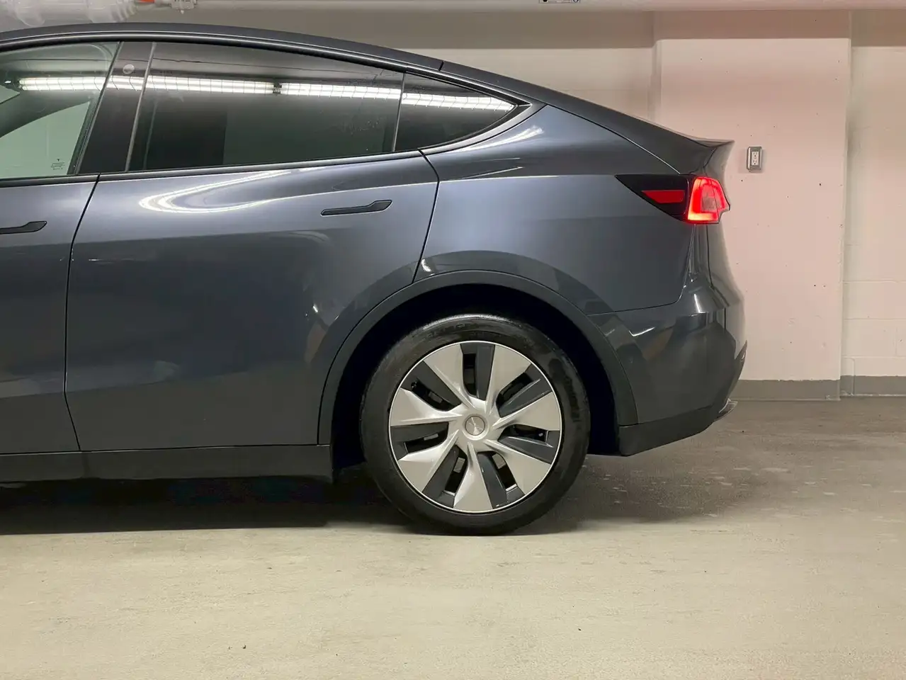 Tesla Model Y снимка Tesla Model Y